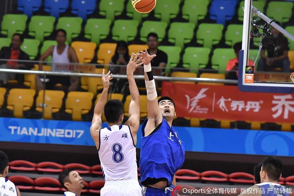 上海队唐子豪命中关键三分后握拳怒吼，这一刻他尽情宣泄着内心的激动与压力。