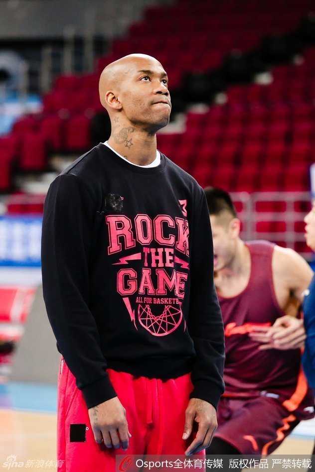 闵鹿蕾运筹帷幄马布里亲兵为将 首钢众将全力冲刺CBA季后赛 马布里若有所思,暂停期间独自坐在场边,眼神深邃地凝视着球场另一端,脑海中仿佛正在推演着比赛最后时刻的攻防战术。