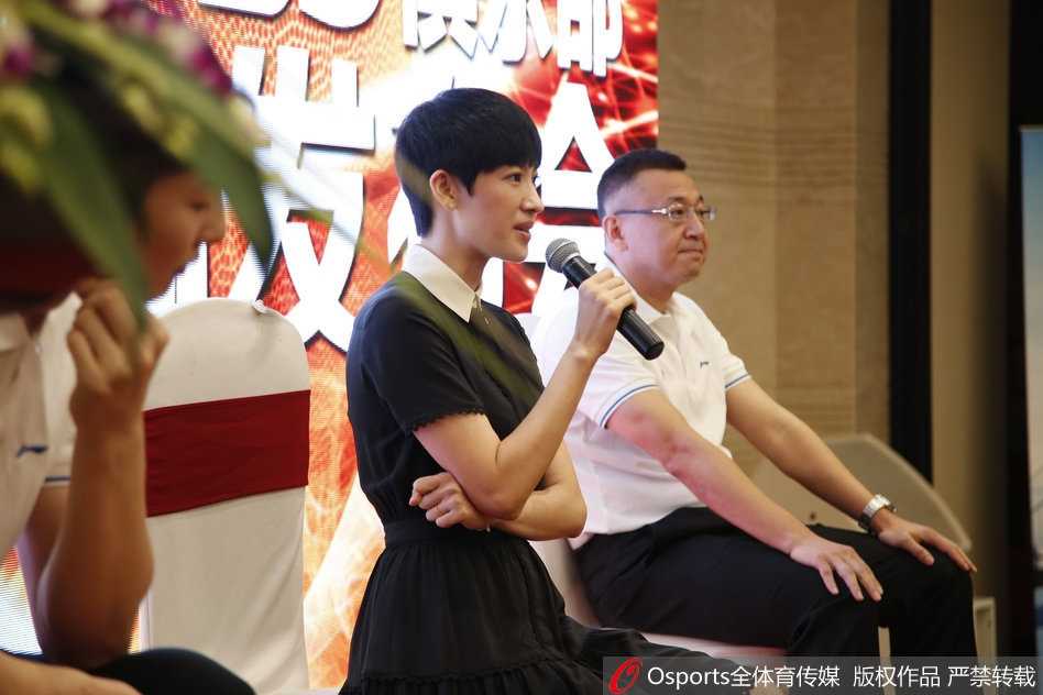 热情的福建球迷代表将一尊极具地方特色的少林功夫雕像送到外援手中，外援露出惊喜的笑容，这一刻篮球与闽南文化完美交融。