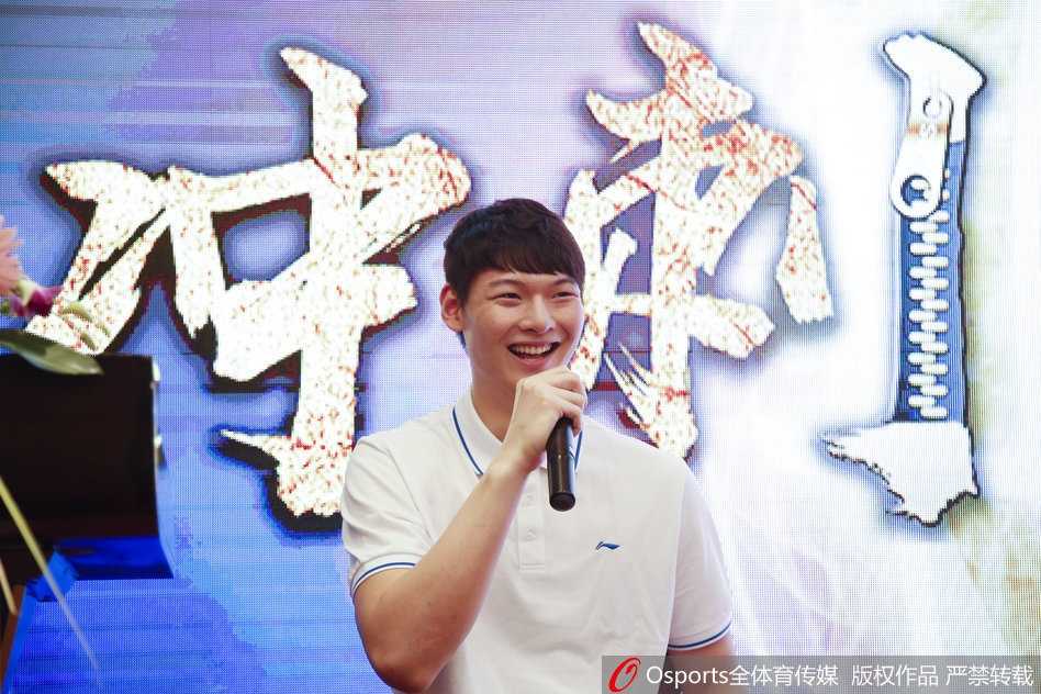 美女老总伍佰兰在发布会致辞时眼神坚定，一袭干练装束尽显巾帼本色，微笑中透露出对新赛季的无限憧憬。