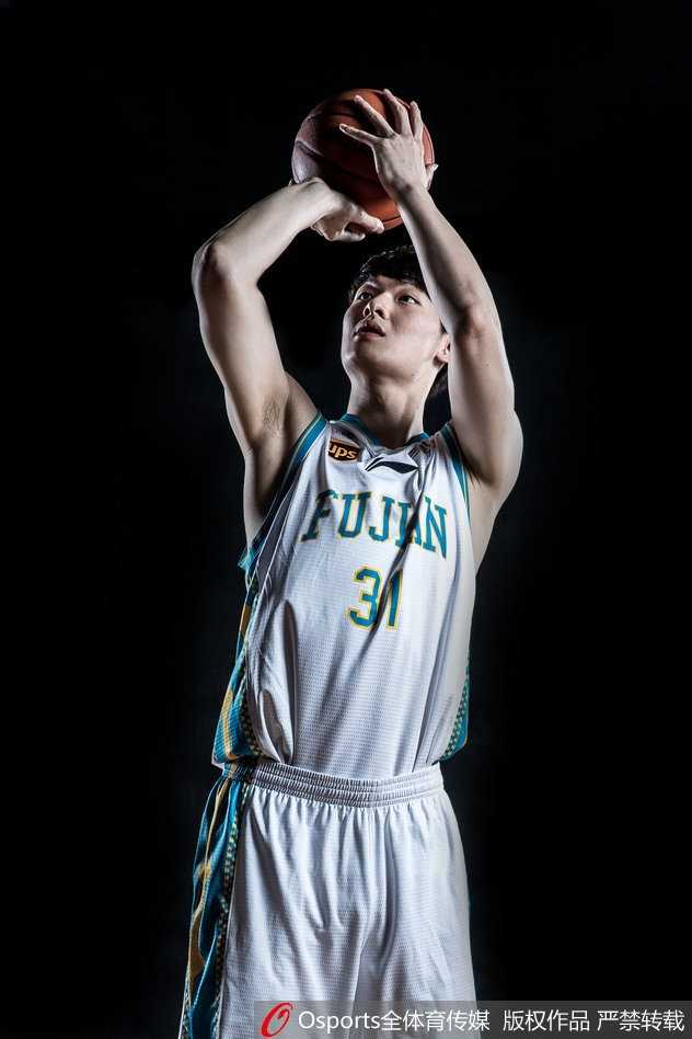 何重达在礁石上完成一次暴扣，背景是波涛汹涌的大海，飞溅的浪花与他虬结的肌肉相得益彰，彰显着新援融入集体的滚烫斗志。