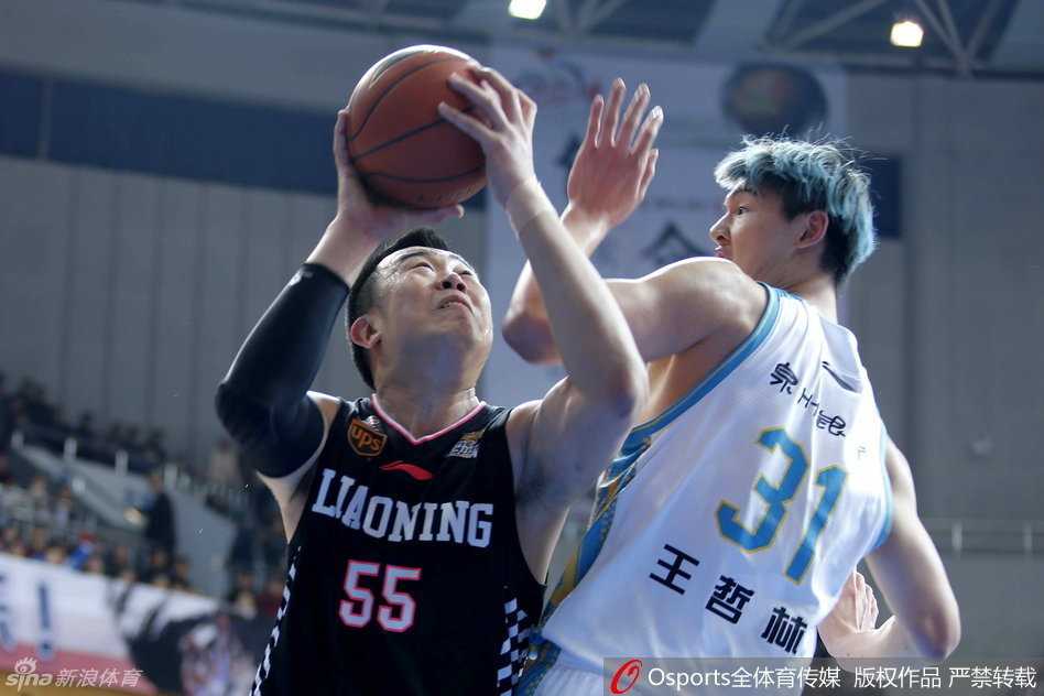 哈德森意外受伤瞬间，他手捂伤处表情痛苦，队友和对手纷纷驻足关注