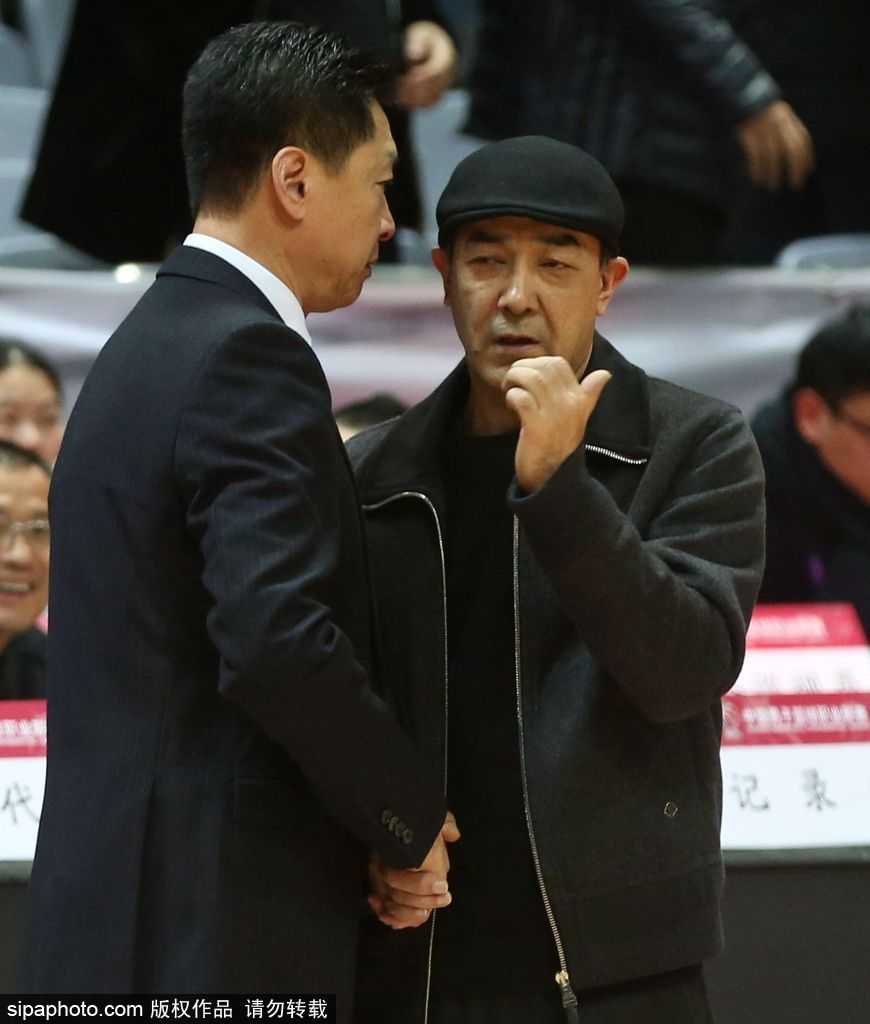 李春江指导眉头微蹙，眼神越过人群看向远方，似乎在思考着比赛的得失，又或是回忆起自己年轻时在球场驰骋的峥嵘岁月。