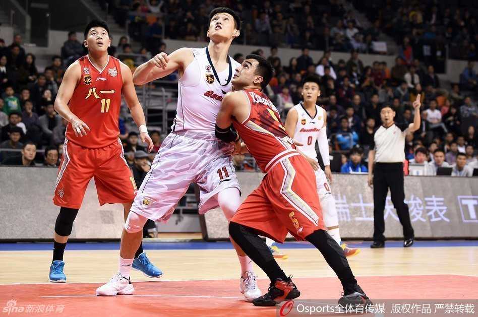 易建联和王治郅在场边并肩而立，阿联侧耳倾听，大郅用手比划着战术，两人眼神交汇间满是老友重逢的默契与温暖