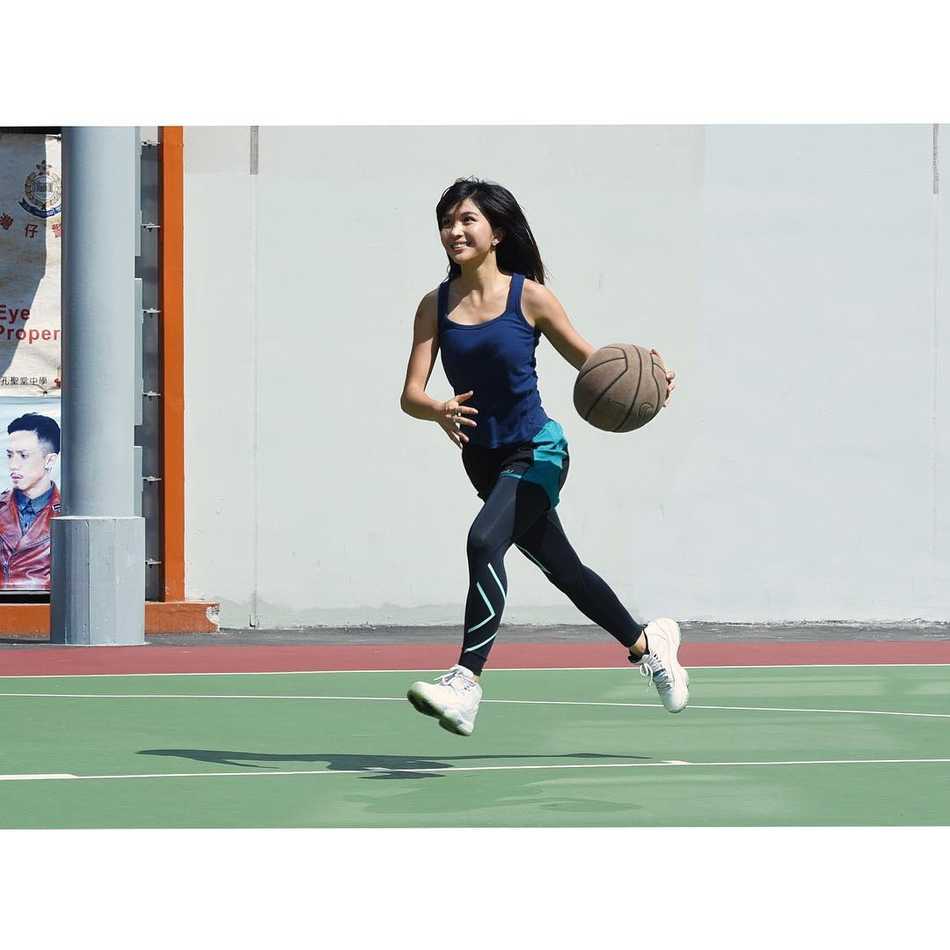 陈伟琪双手持球置于身后，回眸一笑，眼神中既有少女的娇俏，又有运动员的坚毅。篮球在这里不仅是运动器材，更像是她展现独特魅力的最佳道具。