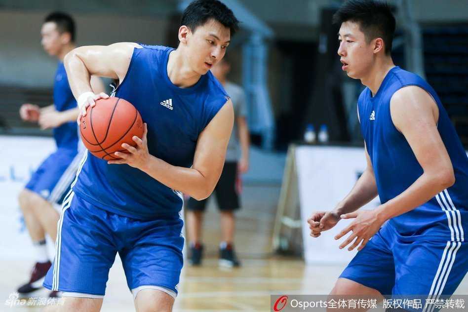 雅尼斯挂帅起航,京城男篮开启重建新篇章 雅尼斯在训练中突然叫停,通过翻译郭维盛向场上队员面授机宜,他夸张的手势和严厉的表情表明他对战术跑位的要求近乎苛刻。