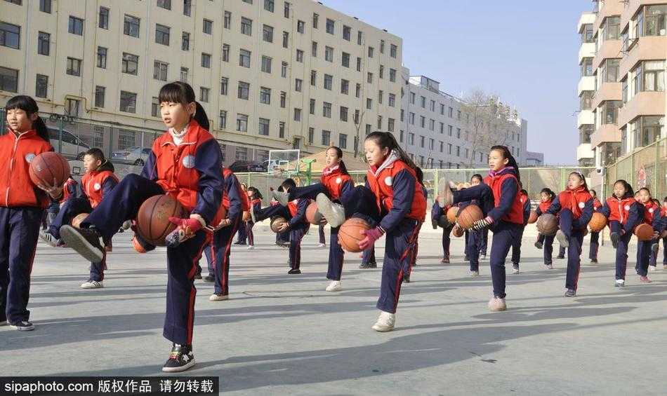 在队列变换的间隙，几名小球员被镜头捕捉到了开心的瞬间。他们一边熟练地控制着篮球，一边露出灿烂纯真的笑容，那发自内心的喜悦感染着屏幕前的每一个人，仿佛在说：看，运动就是这么快乐！