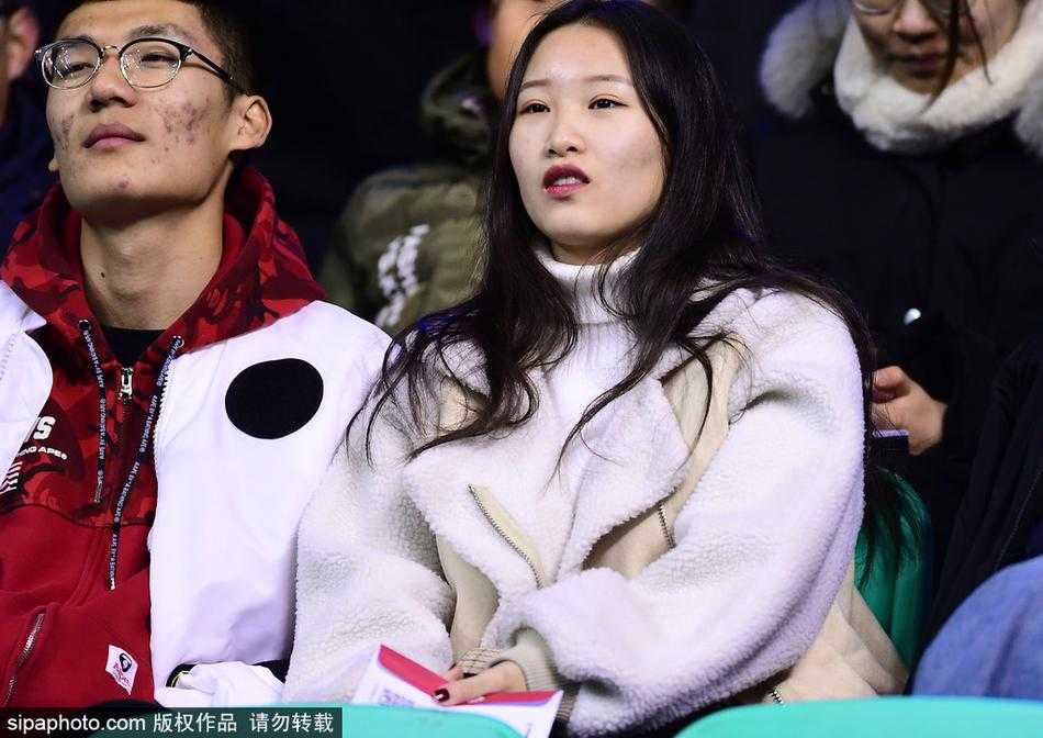 辽宁队外援哈德森在场上持球进攻，背景看台上，“貂皮球迷大军”形成了一道独特的风景线，他们或站或立，目光全部聚焦在球场中央，这种全情投入的氛围，正是CBA魔鬼主场的最佳写照。