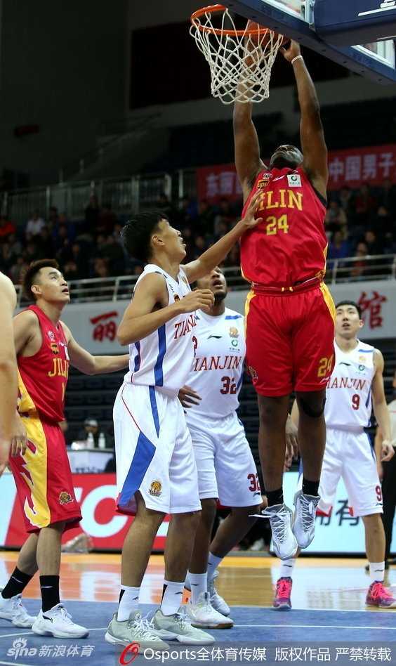 杰特面对吉林队的防守，眼神坚定，送出一记精准的传球，撕开对手防线。