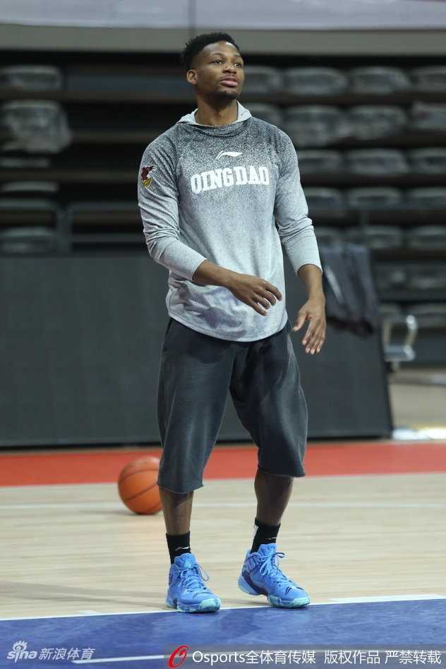 青岛队球员认真进行赛前拉伸，为高强度对抗做准备，神情专注而轻松