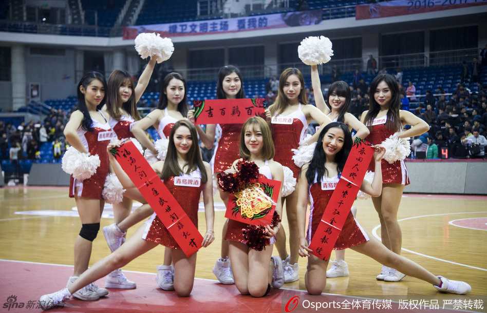 青岛双星篮球宝贝新春贺岁,舞动梦想绽放岛城 身着火红紧身衣的篮球宝贝扎着利落马尾,双手举起大红福字,眉眼弯弯笑得灿烂,身后虚化的篮球架映衬出她健康活力的身姿