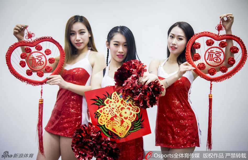 青岛双星篮球宝贝新春贺岁,舞动梦想绽放岛城 姑娘们围坐在球场边,一袭白裙清新动人,手中展开的红包格外亮眼,她们相视而笑,仿佛正在分享着新年的喜悦与小秘密