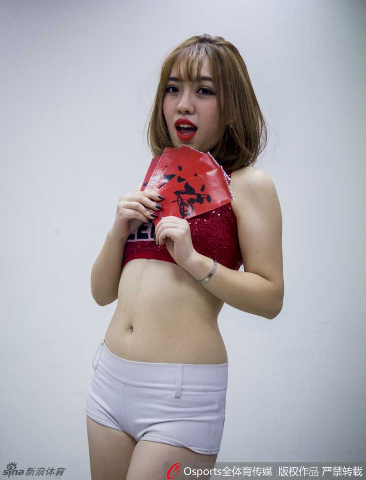 青岛双星篮球宝贝新春贺岁,舞动梦想绽放岛城 两位宝贝一起展示一幅精致的对联,上联是‘新春快乐’,她们眼中带着笑意,仿佛正在对镜头前的每一位球迷说出这句吉祥话