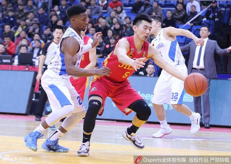 青岛大胜吉林终结五连败,新援梅斯首秀闪耀赛场 苏伟在内线展现统治力,面对防守强势补篮,用力量和经验为青岛队牢牢守护着禁区。