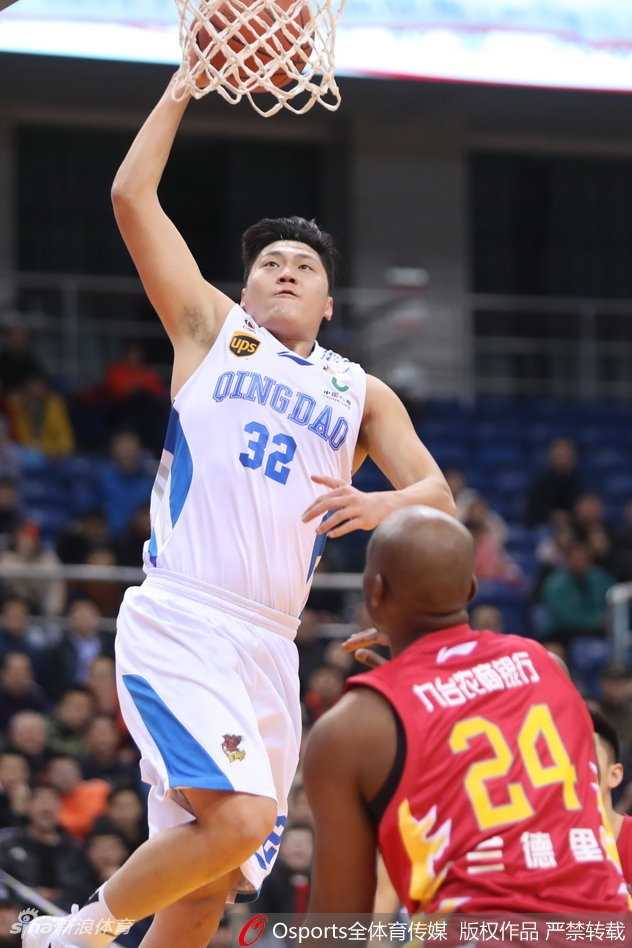 青岛大胜吉林终结五连败,新援梅斯首秀闪耀赛场 吉林队外援韦弗面对防守强行突破上篮,尽管对抗激烈,他依然努力将球送入篮筐,斗志昂扬。