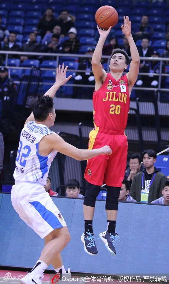 青岛大胜吉林终结五连败,新援梅斯首秀闪耀赛场 吉布森在吉林队球员的严密防守下,依然冷静地运球穿越赛场,眼神中透露出必胜的决心。