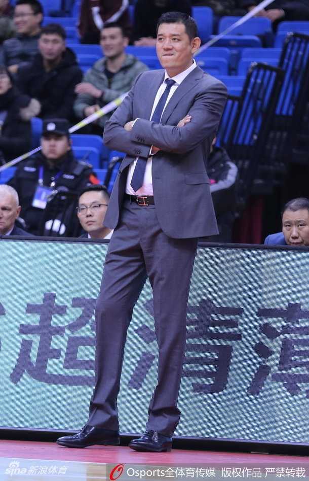 青岛大胜吉林终结五连败,新援梅斯首秀闪耀赛场 青岛队核心吉布森在完成一次精彩进攻后,握拳怒吼,尽情宣泄着比赛中的激情与压力。