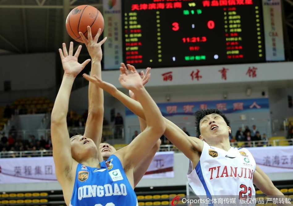 青岛客场掀翻天津,外援双星合砍八十七分引爆揭幕战 青岛队外援吉布森犹如一道白色闪电,运球穿越天津队的防线,眼神中充满了必胜的杀气。