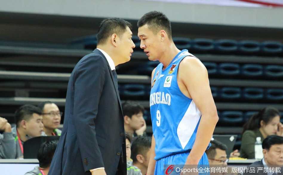 青岛客场掀翻天津,外援双星合砍八十七分引爆揭幕战 年轻的天津队球员韩博林如雏鹰展翅,高高跃起完成一次精彩的单人暴扣,点燃了主场观众的激情。