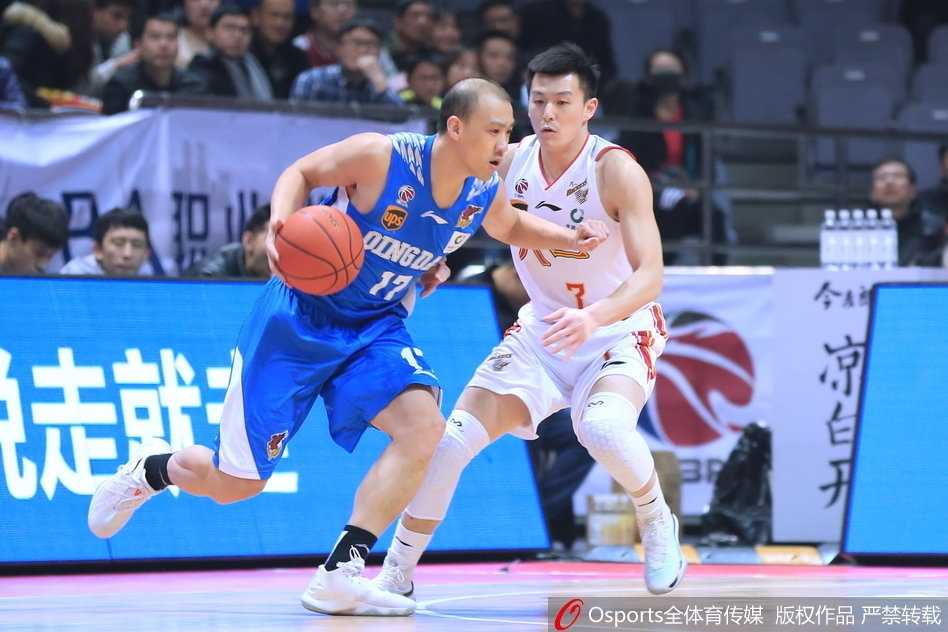 青岛队球员高尚持球快速突破，面对八一队的补防球员，他毫无惧色，用一次漂亮的欧洲步上篮取分。