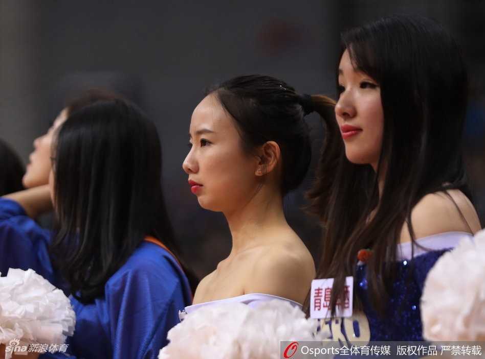 青岛男篮啦啦队化身娇蛮女巫，热情舞动点燃全场