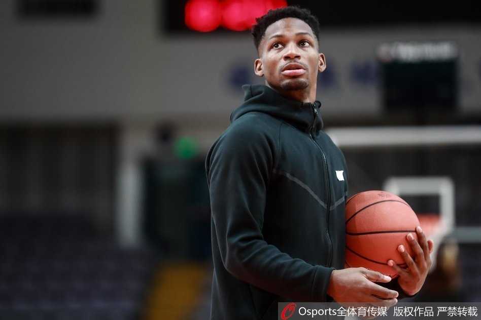 琼斯在对抗训练中强行突破上篮，肌肉线条紧绷，每一个细节都在追求实战感觉