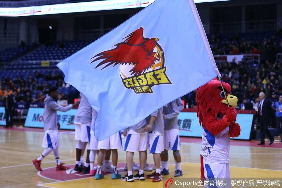 青岛队小外援吉布森在四川队球员的严密防守下，犹如一道黑色闪电划破禁区，他眼神坚定，正准备抛投得分。