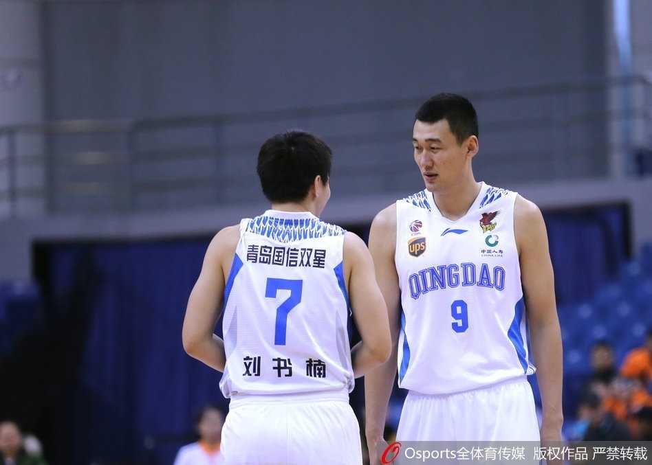 面对身高臂长的亚洲第一中锋哈达迪的封盖，青岛队外援吉布森毫无惧色，他高高跃起，用一记极其舒展的跳投将球送入篮筐。