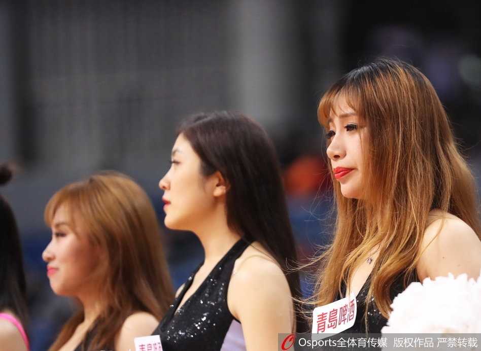 聚光灯下，篮球宝贝们整齐划一的动作充满了力量感，性感的舞姿背后是无数次排练留下的汗水与坚持