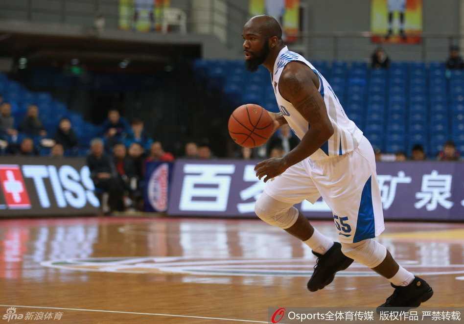 琼斯大步流星如战车推进，王振宇压低重心卖力防守，手臂交织互不相让。