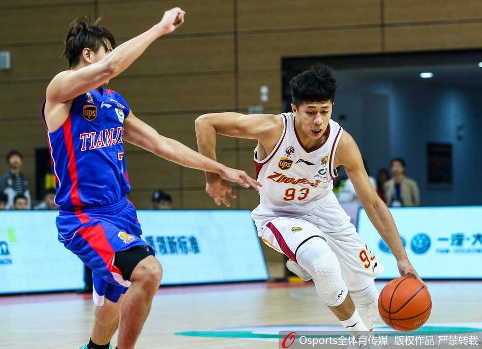 青年军主场狂飙,浙江稠州银行大胜天津迎连胜 浙江队小将赖俊豪高高跃起,在天津队员头顶抢下关键的前场篮板,落地瞬间眼神坚定,充满斗志