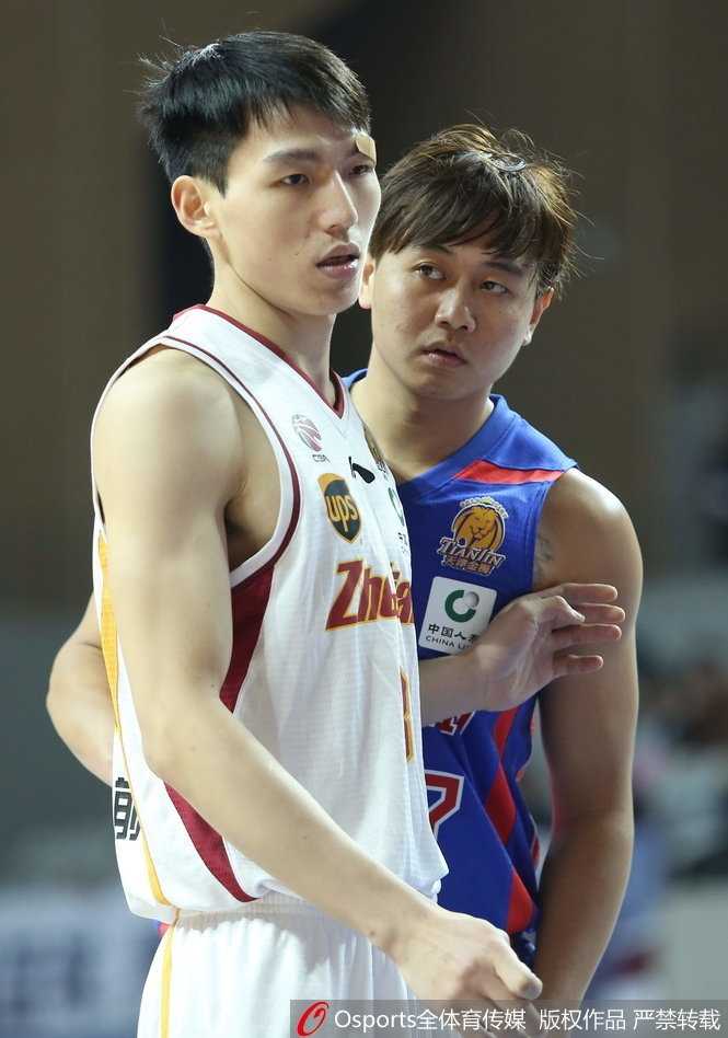 青年军主场狂飙,浙江稠州银行大胜天津迎连胜 天津队小外援杰特面对三人包夹防守,依然毫无畏惧地强行突破,眼神中充满了战斗的渴望