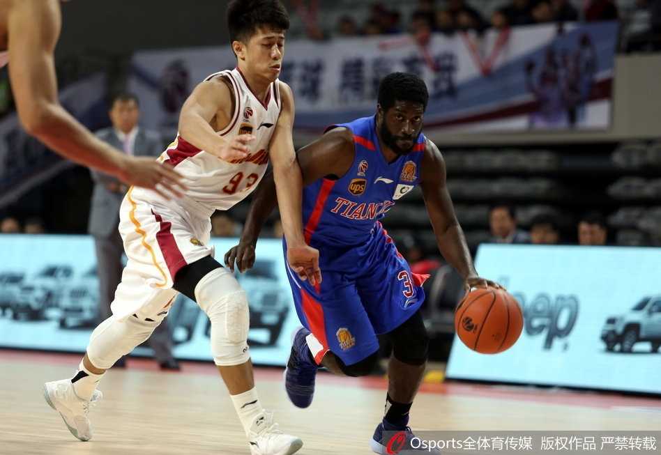 青年军主场狂飙,浙江稠州银行大胜天津迎连胜 天津队老将田垒在外线找到空位机会,手起刀落命中三分,为球队勉强追回一些分数