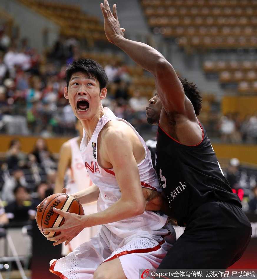 青春代价与未来希望:国奥小将东亚赛虽败犹荣 混血球员丘天在篮下高高跃起,利用臂展优势尝试封盖对手的上篮,他的身影在灯光下显得格外充满潜力。