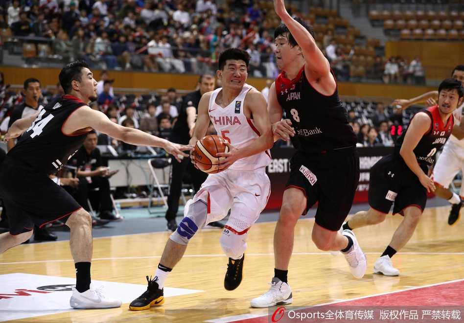 青春代价与未来希望:国奥小将东亚赛虽败犹荣 全场比赛结束,国奥队员们神情落寞地走向场边,身后是庆祝胜利的日本队,这一刻的失落将是他们成长路上的深刻印记。