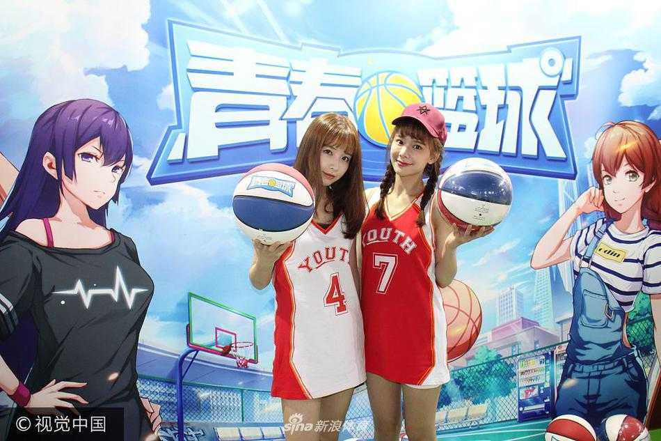 镜头特写一位正在抛掷篮球的宝贝，她身体后仰成一道优美的弧线，发丝在空中飞扬，专注的神情和跃起的姿态充满了动感与力量之美。