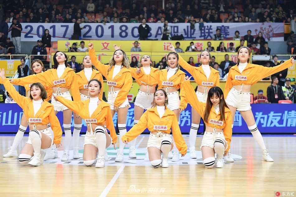 赛后，全体啦啦宝贝们肩并肩站成一排，向着热情欢呼的观众席挥手致意，用真诚的笑容感谢球迷们一整晚的支持与陪伴。