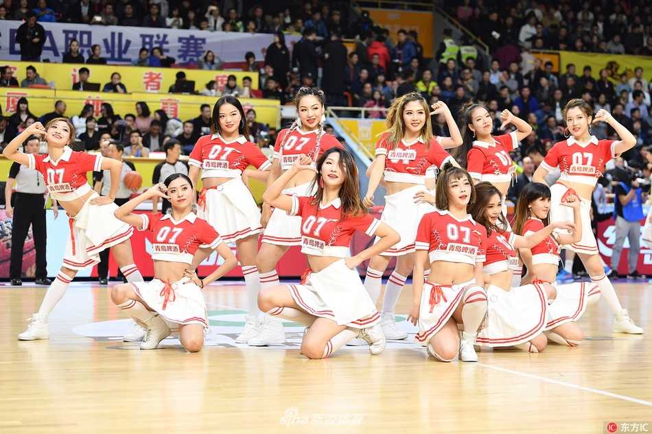 青春热舞点燃赛场:走近CBA篮球宝贝的幕后故事 表演结束后,队员们对着镜头比出胜利的手势,脸上洋溢着运动后的红晕和灿烂笑容,青春的气息仿佛要溢出画面,感染着每一位观者。