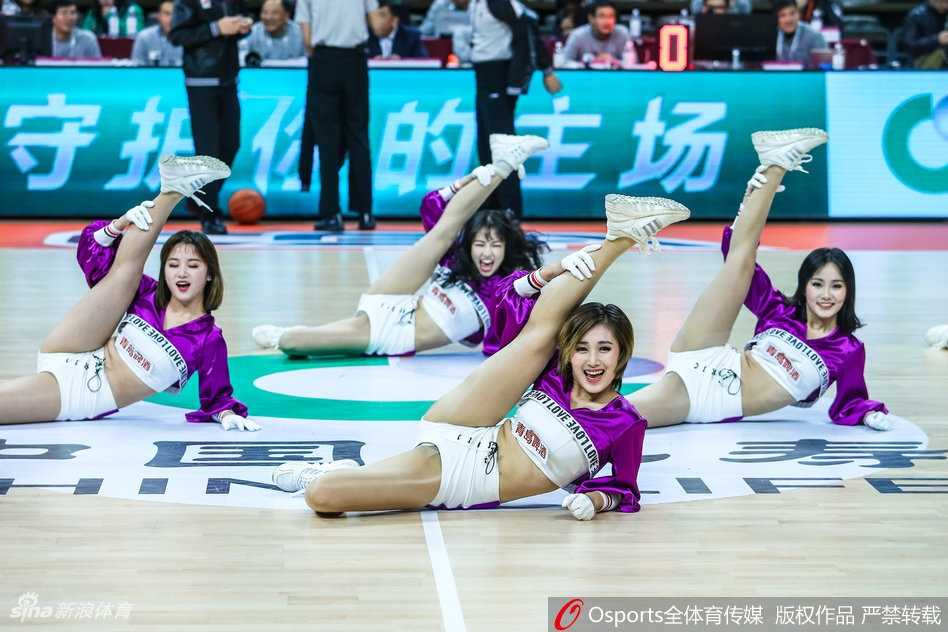 青春舞动展风采 浙江蕞红啦啦队赛场热力四射 浙江蕞红啦啦队成员在比赛暂停时段登场,整齐划一的舞步与灿烂笑容瞬间点燃全场观众的热情。