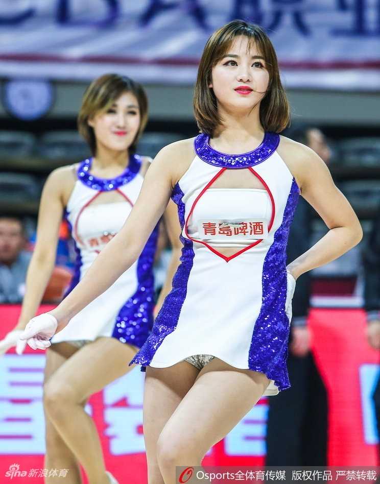 青春舞动展风采 浙江蕞红啦啦队赛场热力四射 特写镜头下,一名队员在表演间隙露出甜美的微笑,青春阳光的形象正是蕞红啦啦队最打动人心的名片。