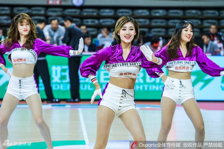 青春舞动展风采 浙江蕞红啦啦队赛场热力四射 表演结束后,全体队员集体向观众致意,她们用专业而热情的表演,成为了CBA赛场上一道永不褪色的风景线。