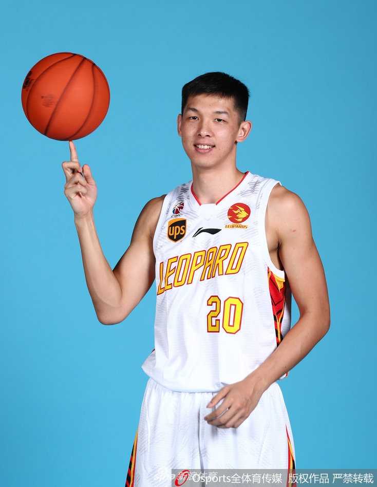 后卫群于德豪、白昊天、杨林祎一同出镜，三人眼神犀利，摆出运球突破的防守姿态，年轻的后场组合象征着球队的未来与防守端的撕咬精神。