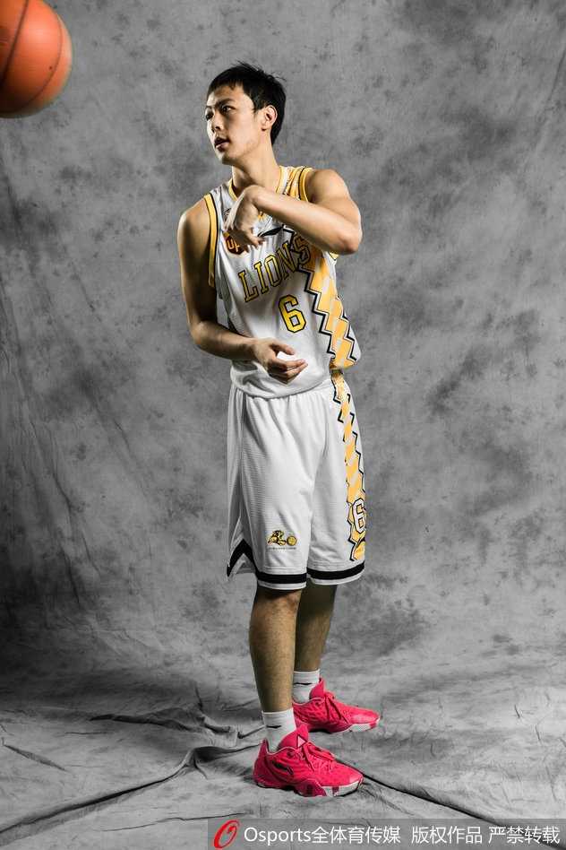 林志杰与刘铮在边线交流，两双锐利的眼睛同时锁定球场，仿佛早已看穿对手的下一回合战术。