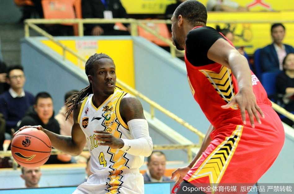 青春风暴席卷杭城,广厦主场大胜深圳豪取五连胜 广厦队的青春风暴胡金秋在深圳队内线萨林杰的严密防守下依然冷静出手,眼神中透露出超越年龄的坚定与果敢。