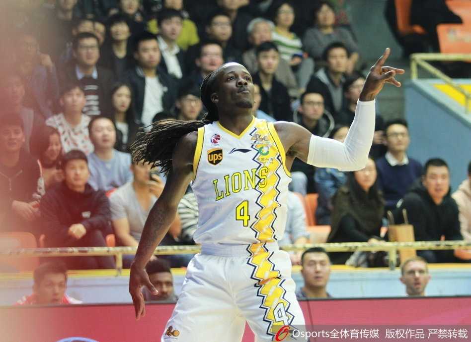 青春风暴席卷杭城,广厦主场大胜深圳豪取五连胜 广厦队外援博洛西斯在进攻端巧妙卡位,用庞大的身躯为队友胡金秋创造出一片开阔的接球空间,彰显了欧洲内线的高球商。