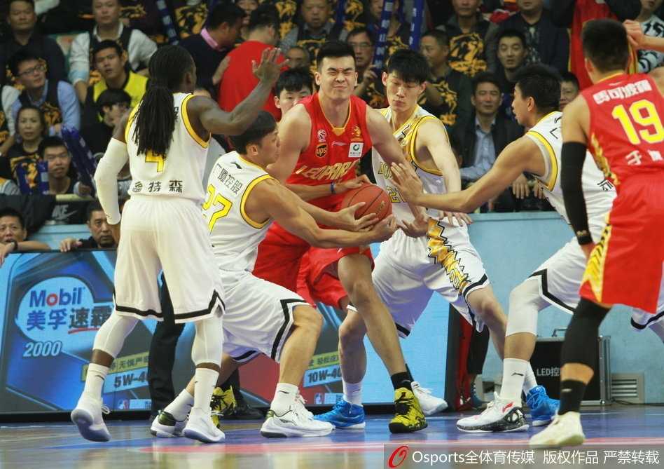 青春风暴席卷杭城,广厦主场大胜深圳豪取五连胜 广厦队发动快速反击,福特森如一道白色闪电般持球推进,他的快速出球能力是广厦男篮打出水银泻地般进攻的关键所在。