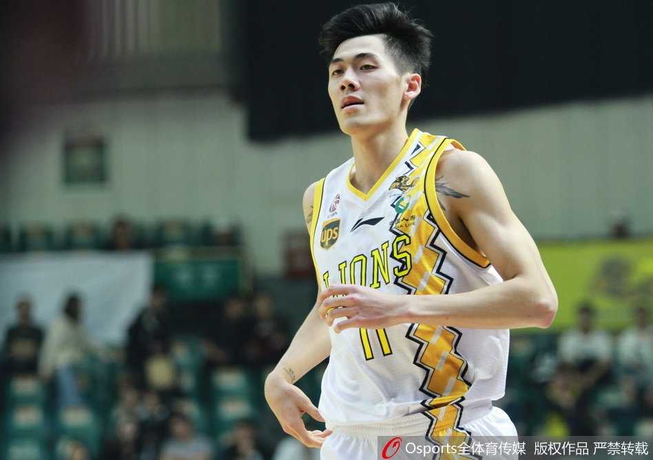 青春风暴席卷杭城,广厦主场大胜深圳豪取五连胜 广厦核心福特森在严密防守下依然送出不看人传球,皮球划出一道诡异弧线找到队友,这正是广厦进攻体系中最华丽的乐章。