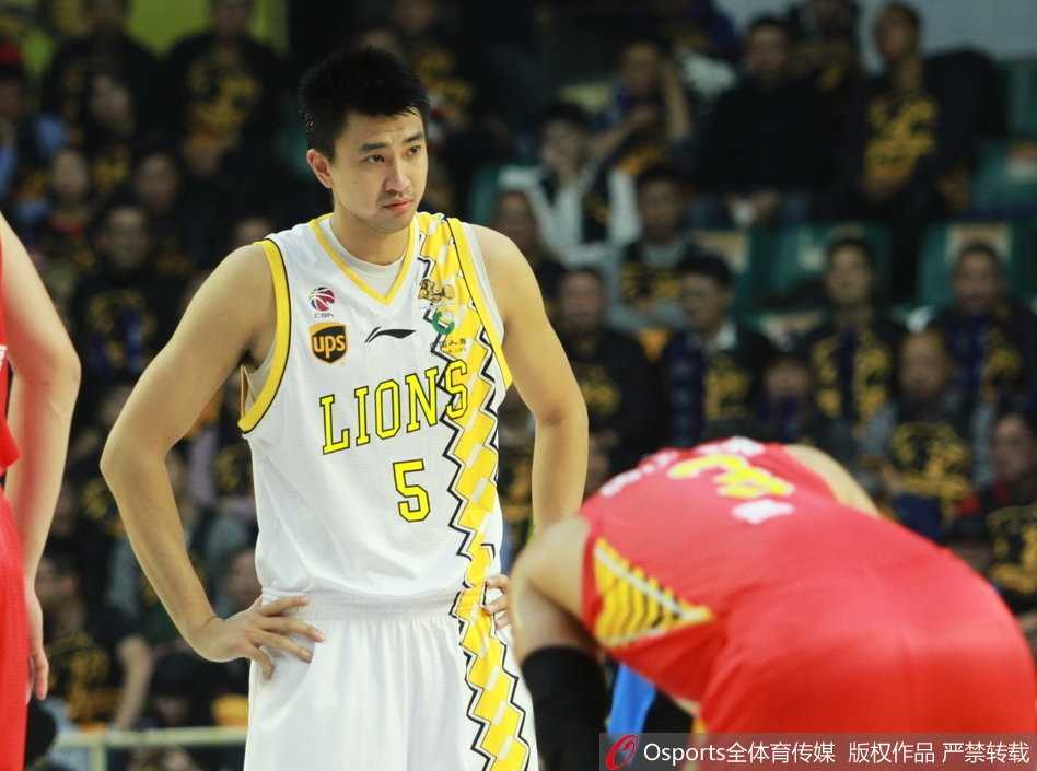 青春风暴席卷杭城,广厦主场大胜深圳豪取五连胜 深圳队外援萨林杰在广厦双人包夹下依然强行出手,肌肉碰撞的瞬间完美诠释了CBA赛场内线搏杀的激烈与残酷。