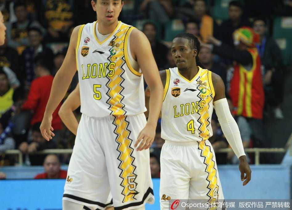 青春风暴席卷杭城,广厦主场大胜深圳豪取五连胜 胜利的哨声吹响,广厦队的球员们围聚在中圈,他们振臂高呼,脸上的汗水在灯光下闪耀,这是属于团队篮球的荣耀时刻。