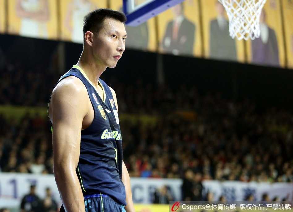 广厦队核心后卫福特森犹如精灵般穿梭于广东防线之中，以一记极具想象力的击地传球撕开对手防守。